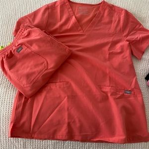 Figs Hot Coral scrub set - size L